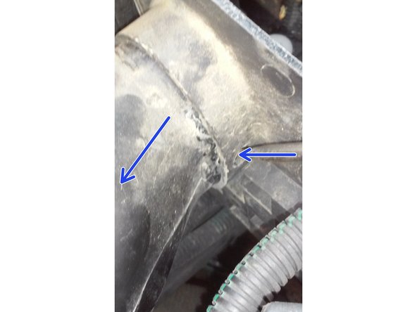 Mettre le tournevis dans le trou pousser dessus et avec l'autre main tirer sur la durite.