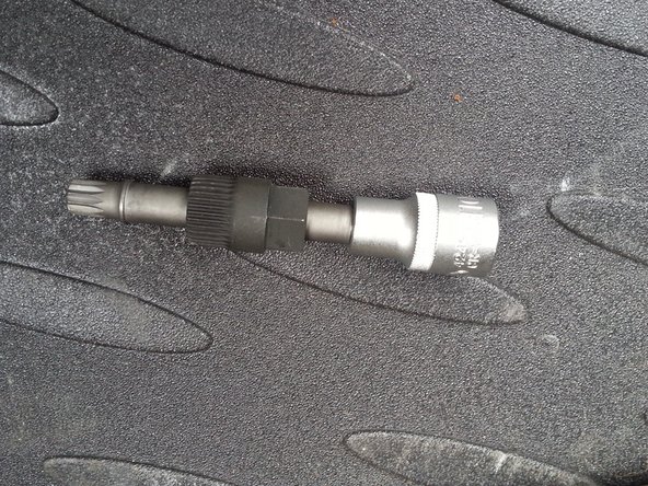 voici l'outil pour desserrer la poulie (douille spéciale )