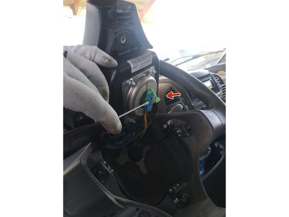 défaire la languette de verrouillage à l'aide d'un tournevis plat