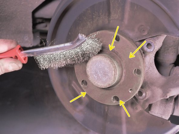 Nettoyer à la brosse métallique le moyeu ainsi que les portées de plaquettes sur le support d'étrier
