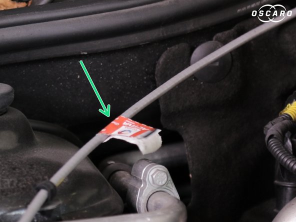 Placer l’étiquette à un endroit visible proche de jauge d'huile