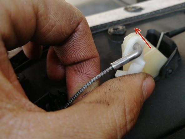 Introduire l'embout métallique dans le cylindre blanc et mettre en buté jusqu'à entendre un &quot;clips&quot;. (cercle rouge)