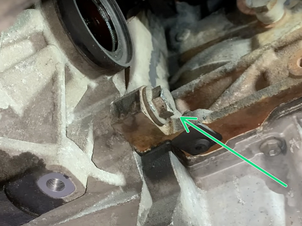 La 4ème vis est de l'autre côté de la boîte, près de la sortie de boîte côté droit du véhicule.