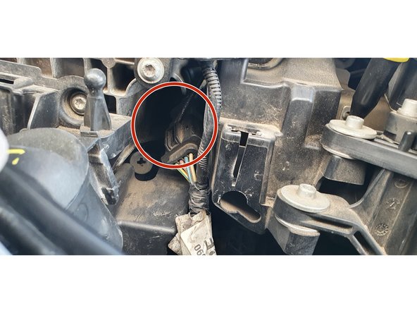 Déclipser l'orifice de remplissage de l'huile (2° photo rond rouge) et le déplacer sur la gauche