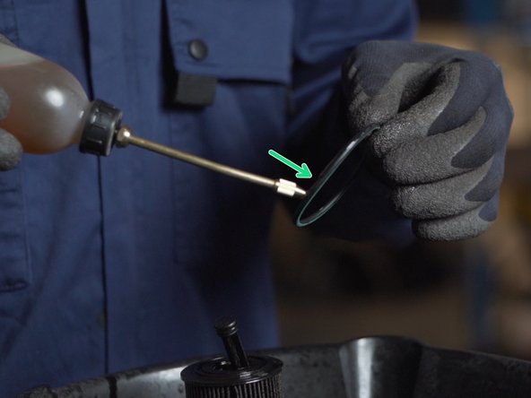 Lubrifier le nouveau joins avec de l'huile moteur propre