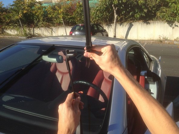 Puis tirez l'essuie-glace pour le dégager de son axe.