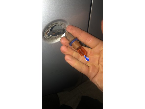 Le clignotant étant de couleur blanche l'ampoule devra obligatoirement etre de couleur orange