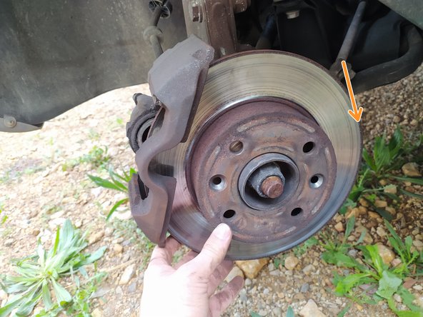 Une fois le disque décollé, vous n'avez qu'à le retirer en le faisant pivoter.