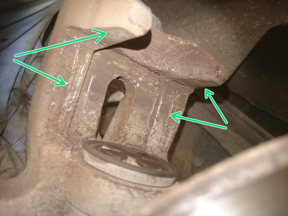 Nettoyer  les dépôts qui se trouvent sur le surfaces de contact avec les plaquettes. Photo 2 en vert