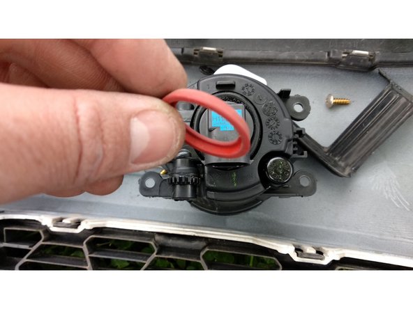 
The instructions for the new projector (sold on oscaro) indicate that the original red rubber seal must be removed before installing the socket in the new projector.
