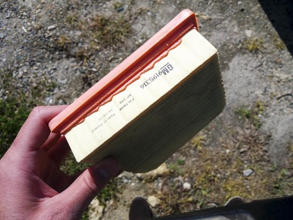 Placer le nouveau filtre à air dans la boite à air.