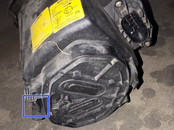 Toutes les ampoules se trouvent derrière le cache noir qui tient grâce a une agrafe