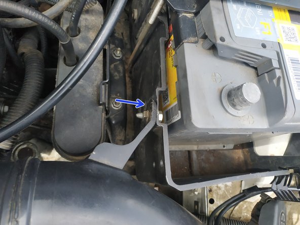 agrafer la patte du résonateur sur le support batterie