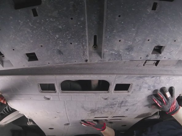 Repositionner la plaque en resserrant toutes les vis.