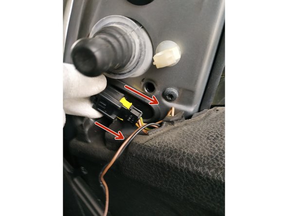 si votre véhicule en est équipé, défaire la prise de son logement en la tirant vers l'arrière du véhicule