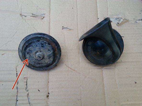 comparaison des pièces (dimensions ...).                                                        sur le vieux klaxon (flèche rouge) il manque la protection plastique sur le devant