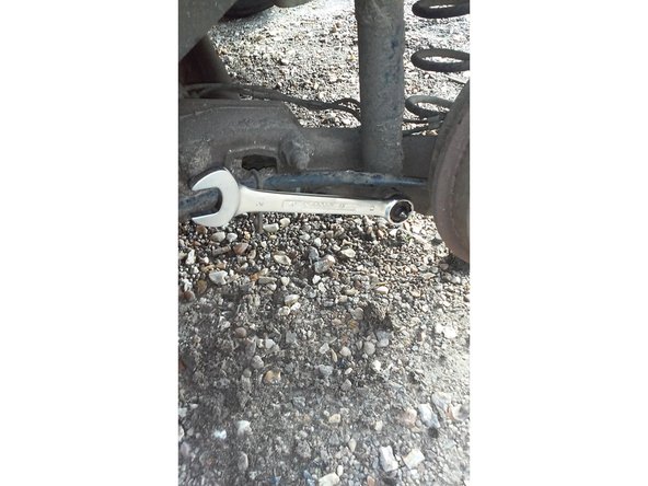 Mettre la vis du bas et la bloquer ainsi que celle du haut.