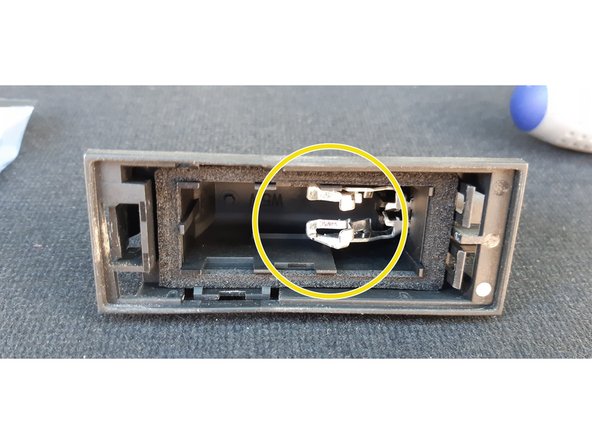 On voit l'ampoule d'origine en place.