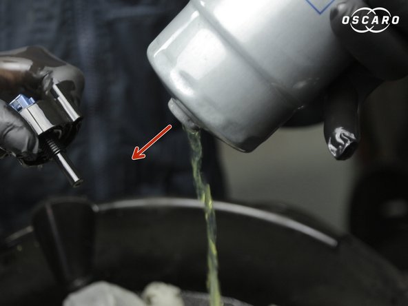 Retirer le capuchon au bas de l'ancien filtre en le dévissant