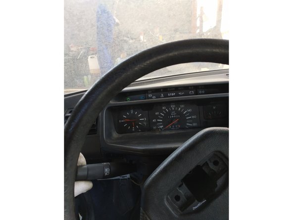 contrôler que tout fonctionne correctement avant de continuer ; feux de position, croisement, route, klaxon, clignotants, antibrouillards arrière (si équipé)