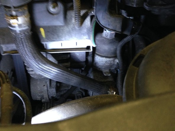 Remonter le filtre à huile en commencent à le serrer à la main et finir a l'aide de la clé a sangle