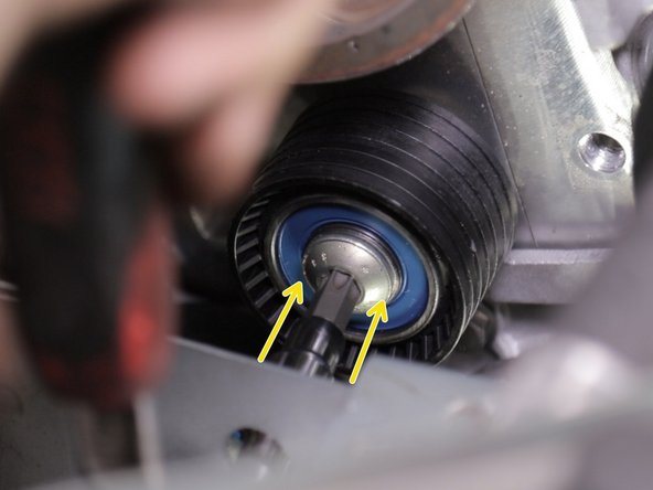 Replacer le galet enrouleur à son emplacement et serrer la vis