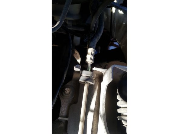 Tirez sur le tuyau pour sortir le silentbloc de son logement.