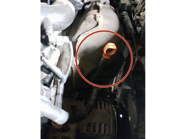 Faire le plein d'huile par l'orifice approprié. Commencer par mettre environ 3/4 de la capacité.