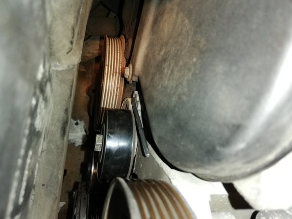 Procéder à la tension du galet enrouleur à l'aide d'une clef allen et d'une clef carré (dimension d'un carré de porte) jusqu'à ce que la pige du galet tendeur se débloque d'elle même