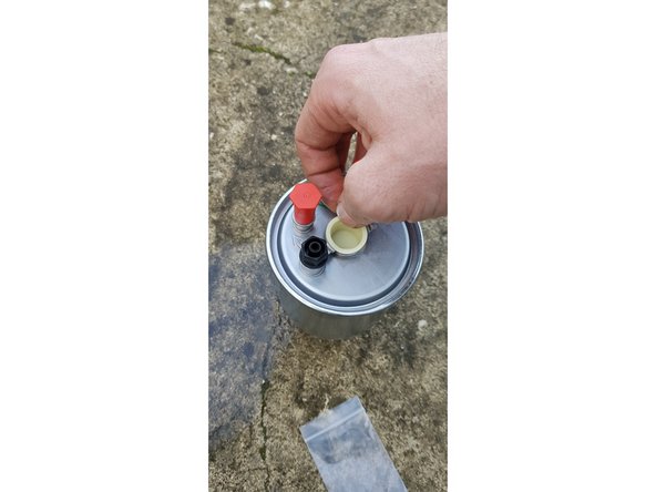 Enlevez le capuchon et posez le réchauffeur sur le filtre neuf.