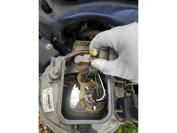 Le câblage n'y était pas dans mon cas car la personne qui a remonté le phare en dernier a oublié de le mettre correctement en place.