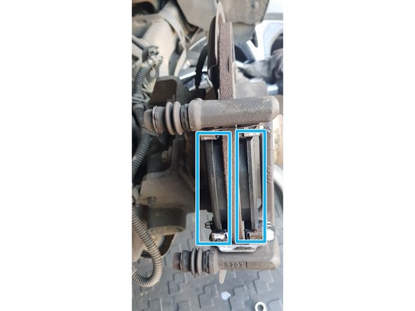 Repose des agrafes ressort avec de la graisse cuivré. (Ici j'ai utilisé un autre produit que je possédais déjà).