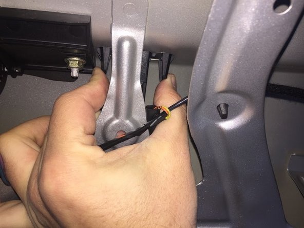 
To remove the support, press the 2 retaining tabs (blue parts) to release the support which is held by the notches (in red)
