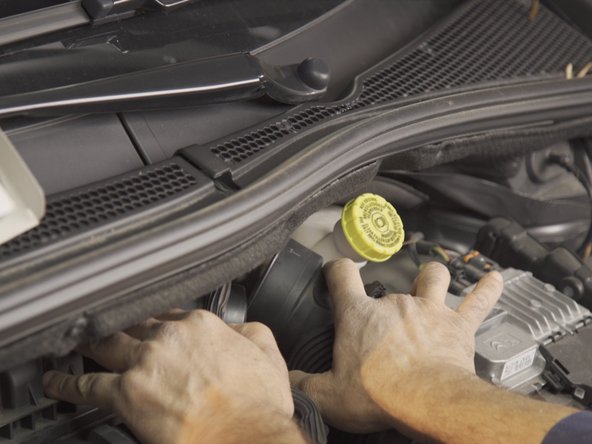 Emboiter la durite d'admission d'air sur la boite à air