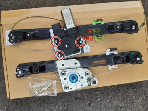 Comparer l'ancien et le nouveau mécanisme et desserrer les trois vis qui maintiennent le moteur sur l'ancien mécanisme.