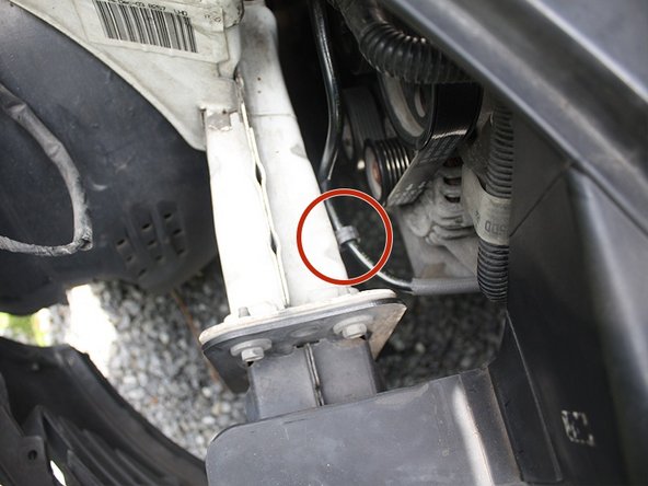 Pour une meilleure accessibilité de la courroie il est  préférable d'écarter de la zone de travail le conduit relié au bocal de liquide de direction assistée.