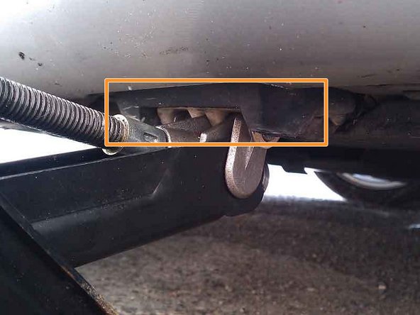 Localiser les outils de bord sous la roue de secours dans le coffre. Prendre le cric( l'idéal serait d'avoir un cric hydraulique, cela facilite certaines opérations suivantes).