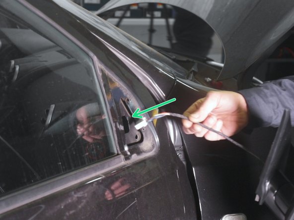 Repositionner le rétroviseur en débutant par insérer le fil du connecteur