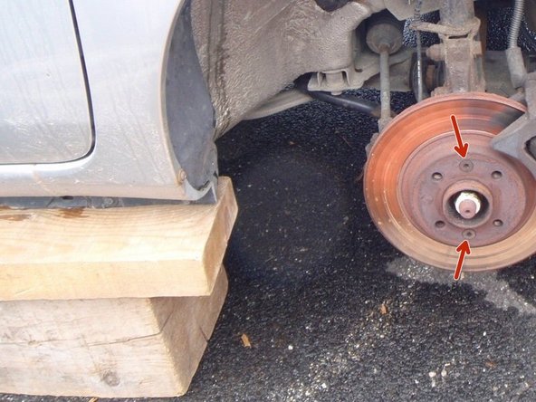 Lever le véhicule et le sécuriser, j'ai utilisé ici des madriers afin de ne pas plier les bas de caisse.