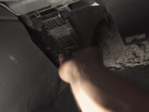 Replacer les deux fixations vers les extrémités pour verrouiller le couvercle