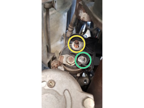 Avec une douille de 13mm retirez cet écrou.