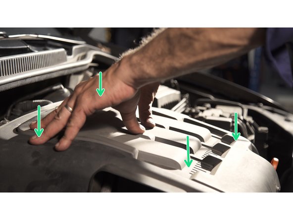 Replacer le cache moteur en faisant attention de bien le bloquer avec ses guides