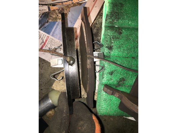 NB : photo comparative de la plaquette neuve par rapport à l’ancienne