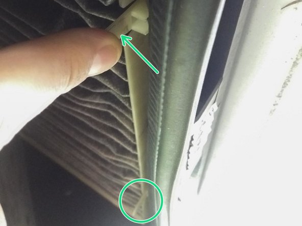 Une fois débloqué vous n'avez plus qu'à sortir le filtre de son emplacement.