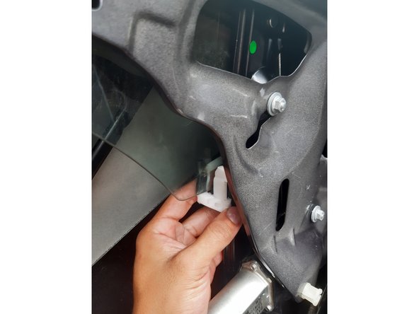 Retirer le scotch et clipper la vitre dans le mécanisme.