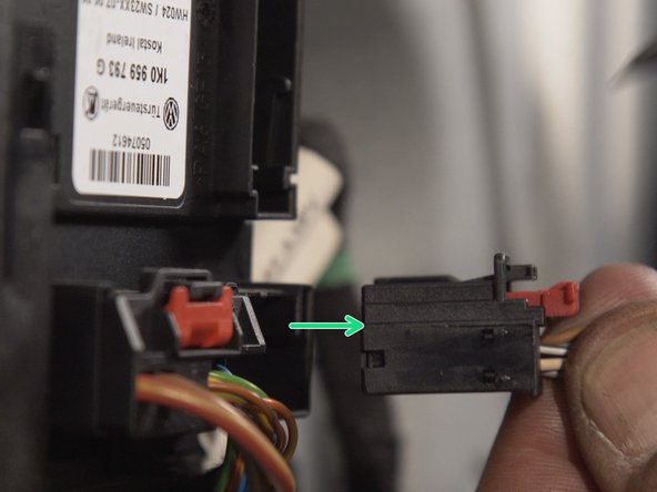 A l'aide d'un petit tournevis plat, déverouiller et tirer sur le connecteur de réglage du rétroviseur pour le déconnecter