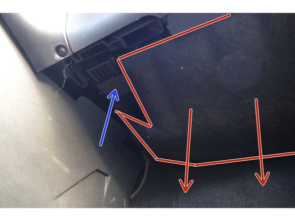 On commence par enlever cette &quot;moquette&quot;. Elle n'est pas agrafée, elle est juste fixée avec des petites avancées disposées en quinconce (un au dessus, un au dessous).