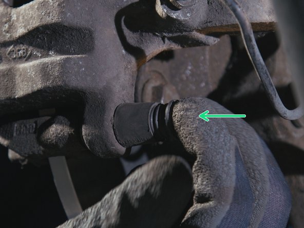 Replacer les deux caches des vis, en haut et en bas