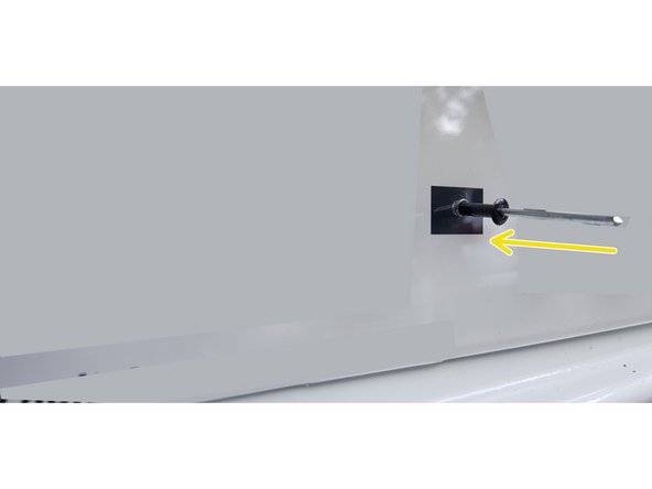 Insérez votre rivet dans la plaque et le pare-choc.