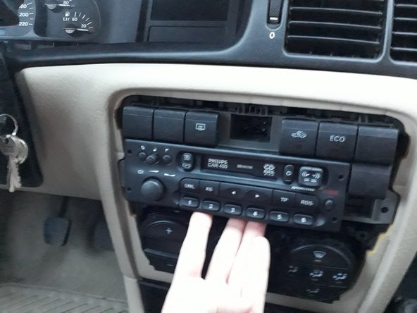 tirer doucement le poste vers vous